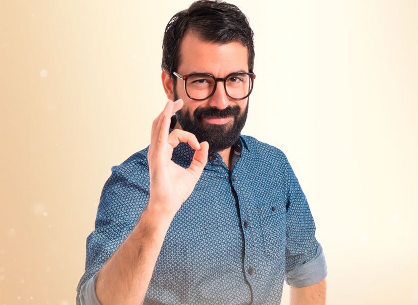 moški je zadovoljen s povečanjem penisa s sodo