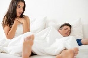 ženska presenečena nad moškim povečanim penisom