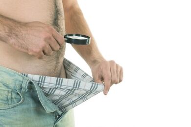 Moški gleda svoj penis in želi povečati njegovo velikost